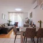 Seaview Znjan 아파트